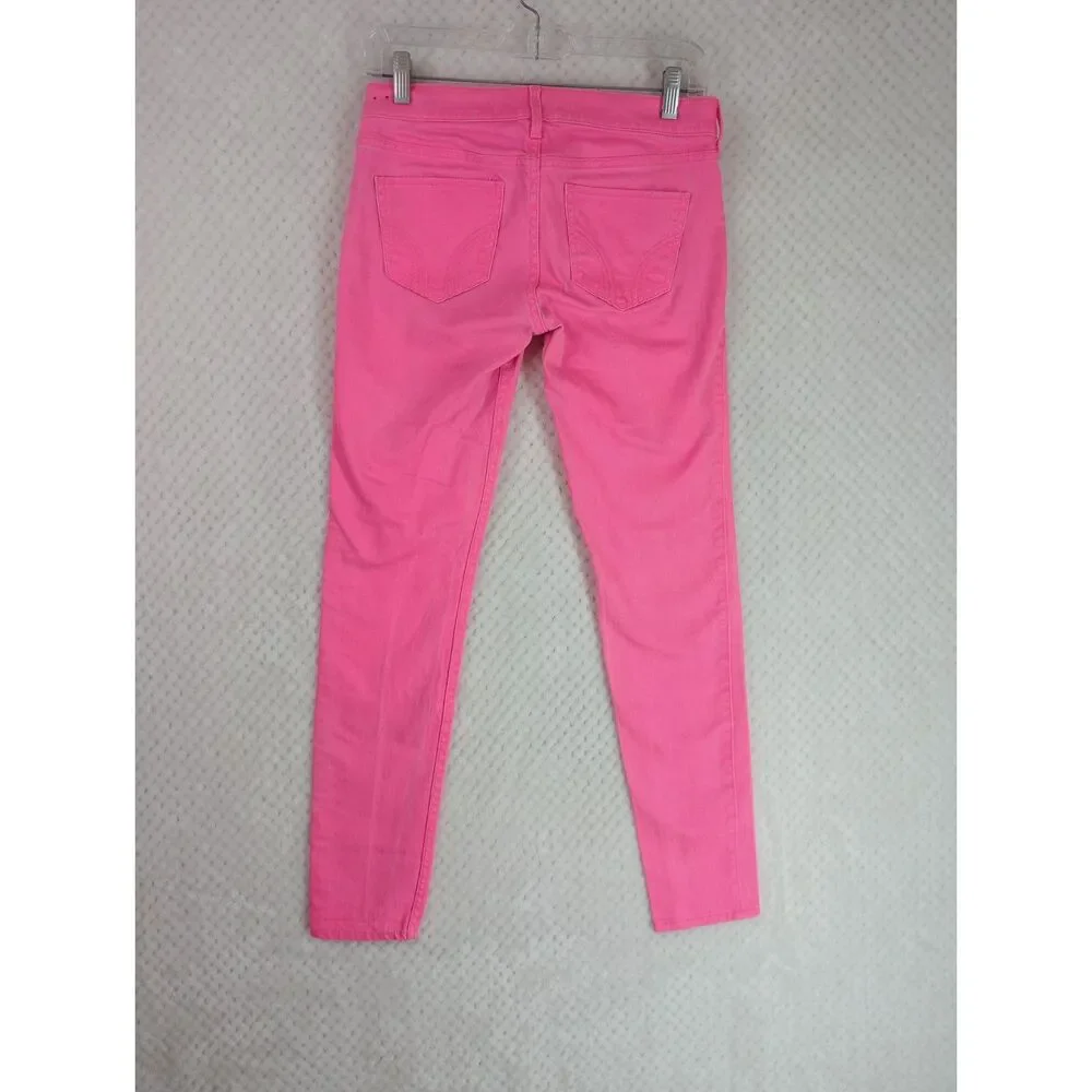 Hollister jeans features
